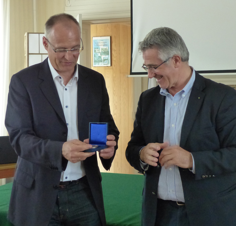 La médaille du sénat remise à Gerd Hieber maire de Sulz, par Bernard Lalande