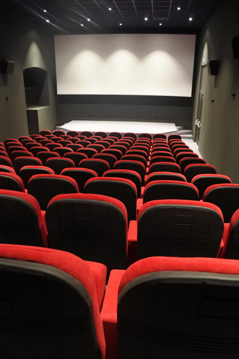 le cinéma Andronis compte 120 places et est accessible aux personnes à mobilité réduite