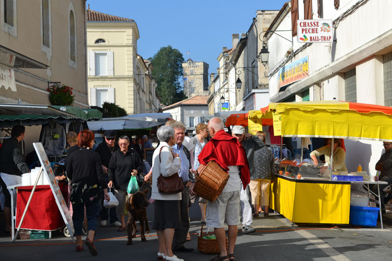 Le marché du jeudi à Montendre