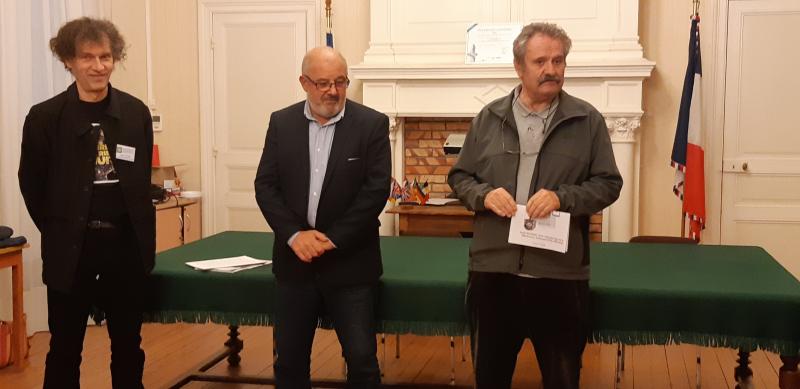 Le Maire Patrick Giraudeau et Michel Lathière, adjoint à l’environnement et au développement durable, ont confirmé à Alain Fleury, délégué de l'ANPCEN, la volonté de l'équipe municipale de poursuivre ses efforts en matière de lutte contre la pollution lumineuse nocturne.