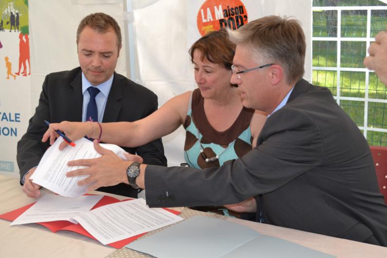 Signature de la convention par Frédéric Poisot, sous-préfet, Florence Gruelles, présidente de LA Maison Pop' et Alexandre Magnant, directeur de la DDCS.