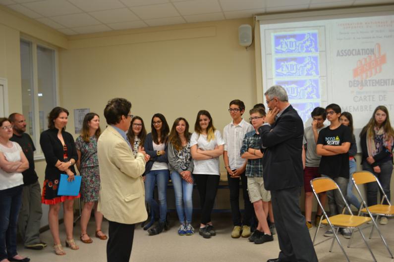 Philippe Pluchon, Principal du collège et Bernard Lalande, sénateur maire de Montendre inaugurent l’exposition-hommage à Samuel Duménieu