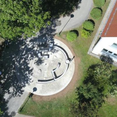 Une fontaine en forme d'empreinte, futur logo du labyrinthe de Montendre