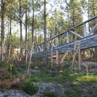 Par cette passerelle, on accèdera depuis le parking à la maison des labyrinthes