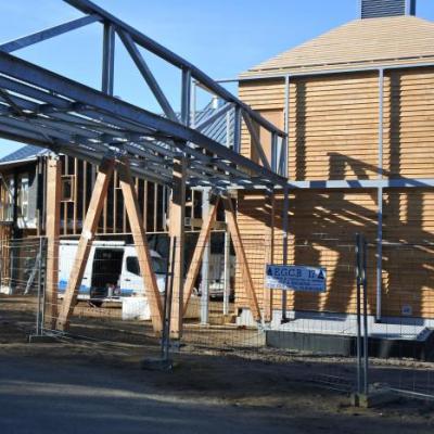 Passerelle qui relie la salle d'interprétation au parc des labyrinthes